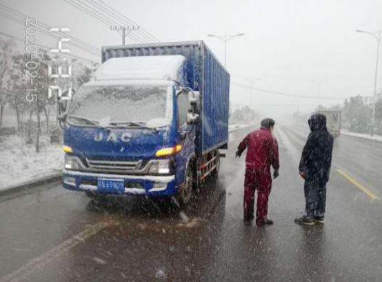 抗疫堅(jiān)守 江淮輕卡雪中助力運(yùn)輸生命線(1)184.png