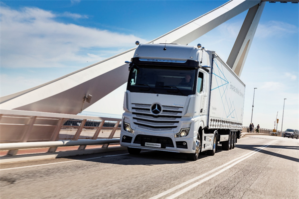 1.梅賽德斯-奔馳新阿克托斯（Actros）公路牽引車.png